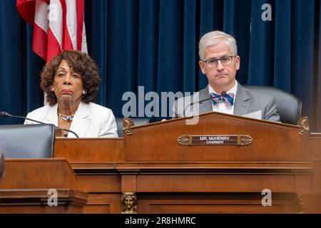 Washington, Stati Uniti. 21st giugno, 2023. Il membro della classifica, Rep. Maxine Waters, D-CA., a sinistra, e il presidente, Rep. Patrick McHenry, R-NC, a destra, ascoltate il presidente del consiglio di amministrazione della Federal Reserve Jerome Powell mentre egli testimonia dinanzi alla House Financial Services Committee in un'audizione nell'edificio Rayburn a Capitol Hill a Washington, DC mercoledì 21 giugno 2023. Foto di Ken Cedeno/UPI Credit: UPI/Alamy Live News Foto Stock