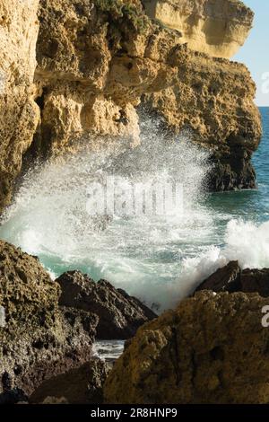 Grandi rocce maestose che si aggettano dall'oceano con potenti onde che si schiantano contro di loro, creando una splendida e maestosa scena Foto Stock