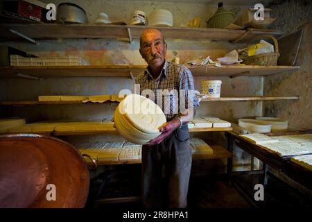 Guglielmo Locatelli nel laboratorio del suo Pascoli caseario. Valle Taleggio. Lombardia. Italia Foto Stock