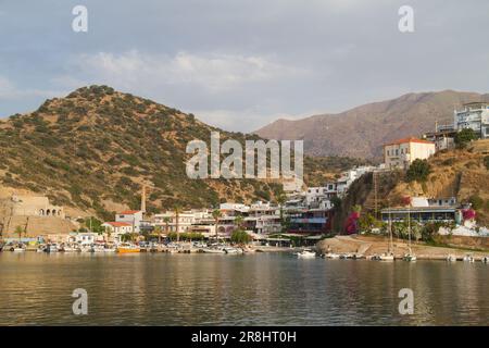 Vista dal mare su Agia Galini, Creta, Grecia, case bianche costruite su una collina Foto Stock