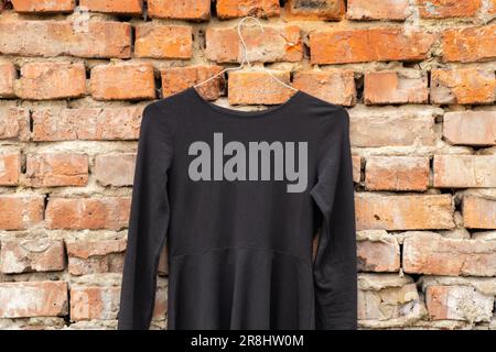 donne nere estate vestito primavera appendiabiti sulla parete a casa all'aperto, donne moda Foto Stock