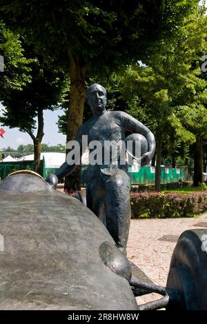 Copia della statua di Juan Manuel Fangio accanto a Mercedes-benz 196 W. il lavoro di Joaquim Ros. Autodromo Nazionale di Monza. Parco di Monza. Italia Foto Stock