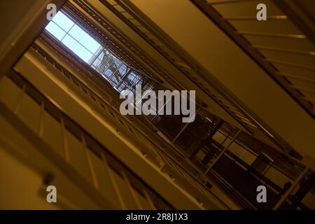 Scala e ascensore in un edificio residenziale con una finestra sul soffitto vista dal basso Foto Stock