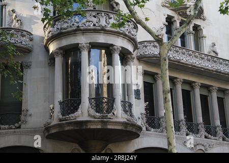 Scopri lo spirito vibrante e le meraviglie architettoniche di Barcellona, dove capolavori modernisti creano un fascino irresistibile Foto Stock