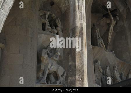 Scopri lo spirito vibrante e le meraviglie architettoniche di Barcellona, dove capolavori modernisti creano un fascino irresistibile Foto Stock