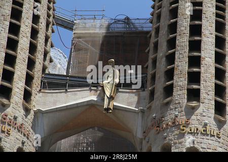 Scopri lo spirito vibrante e le meraviglie architettoniche di Barcellona, dove capolavori modernisti creano un fascino irresistibile Foto Stock