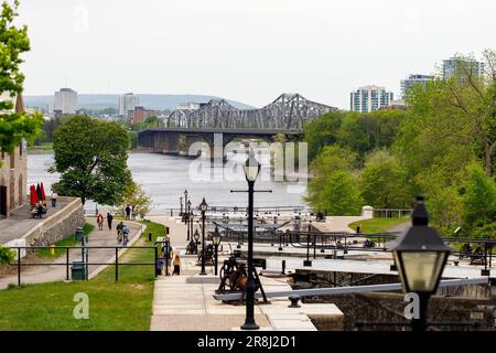 Ottawa, Canada - 19 maggio 2023: Canale Rideau. Vista sul fiume Ottawa, sul ponte Alexandra e sulla città Gatineau di Quebec. Foto Stock