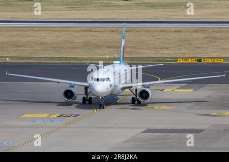 Düsseldorf, Germania, 20.06.2023: AIRBUS A319 - MSN 2833 D-AGWB di Eurowings in arrivo all'aeroporto internazionale di Düsseldorf. Foto Stock