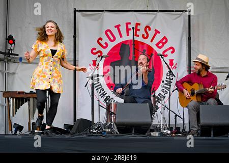 Pierre Schryer e Adam Dobres, con la stedancer Danielle Enblom, Scotfest, Town Centre Park, Coquitlam, British Columbia, Canada, Foto Stock