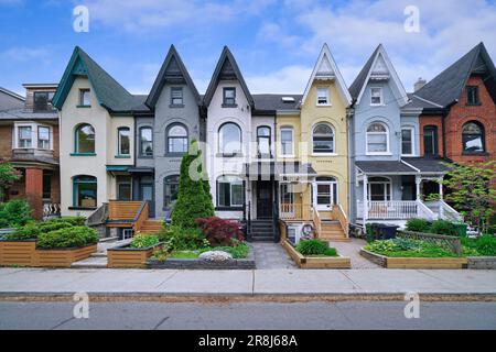 Strette case vittoriane a file con scables di picco Foto Stock