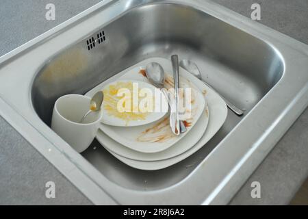 I piatti sporchi nel lavandino Foto Stock