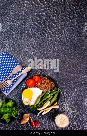 Porridge di grano saraceno con uova bollite, verdure e broccoli Foto Stock