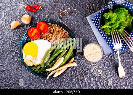 Porridge di grano saraceno con uova bollite, verdure e broccoli Foto Stock