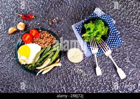 Porridge di grano saraceno con uova bollite, verdure e broccoli Foto Stock