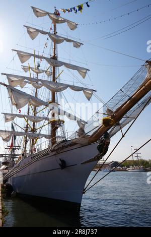 La grande goletta messicana a tre alberi Cuauhtemoc sul fiume Senna per la sfilata di Armada. Imbarcazione da addestramento, storia del messico. Barca abituato a. Foto Stock