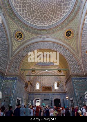 I visitatori all'interno del Museo del Palazzo Topkapi, con i suoi eleganti interni in piastrelle blu e il tetto a cupola. Distretto di Fatih, Istanbul, Turchia Foto Stock