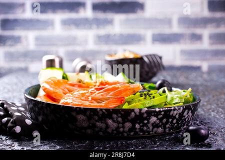 Insalata di yummy con gamberi fritti, rucola, avocado e cetriolo Foto Stock