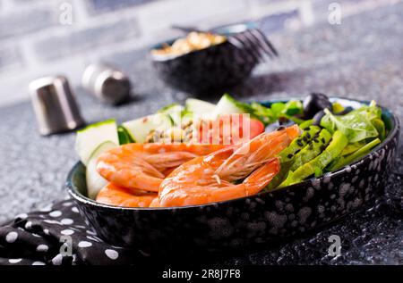 Insalata di yummy con gamberi fritti, rucola, avocado e cetriolo Foto Stock