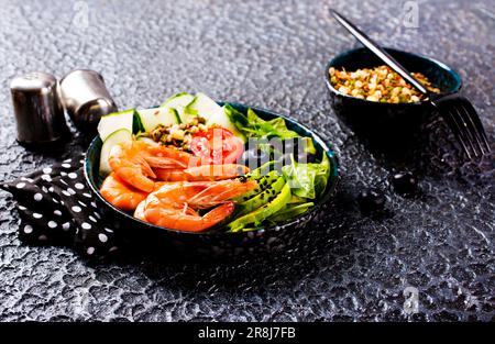 Insalata di yummy con gamberi fritti, rucola, avocado e cetriolo Foto Stock