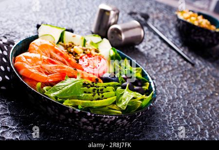 Insalata di yummy con gamberi fritti, rucola, avocado e cetriolo Foto Stock