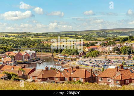 Vista elevata sul fiume Esk e sul paesaggio vicino a Whitby, Inghilterra, Regno Unito Foto Stock