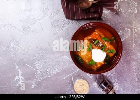 Cavolo farcito con salsa di pomodoro decorate con prezzemolo Foto Stock