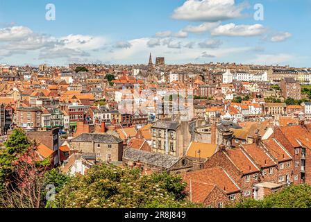 Vista sopraelevata sulla città vecchia di Whitby, Yorkshire, Inghilterra, Regno Unito Foto Stock