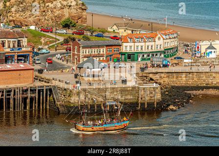 Bark Endeavour Whitby all'ingresso del porto di Whitby, North Yorkshire, Inghilterra Foto Stock