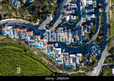 Vista dall'alto di un quartiere nel villaggio di Pissouri. Distretto di Limassol, Cipro Foto Stock