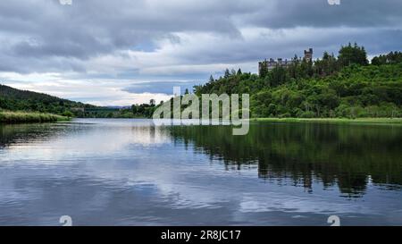 Il castello di Carbisdale si riflette nel Kyle of Sutherland Foto Stock