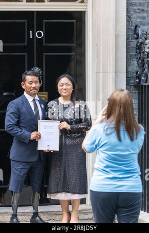 Londra, Regno Unito. 21st giugno, 2023. Hari Budha Magar, ex Gurkha e primo doppio amputee a salire sul Monte Everest riceve il suo premio Points of Light a 10 Downing Street London UK Credit: Ian Davidson/Alamy Live News Foto Stock