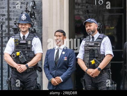 Londra, Regno Unito. 21st giugno, 2023. Hari Budha Magar, ex Gurkha e primo doppio amputee a salire sul Monte Everest riceve il suo premio Points of Light a 10 Downing Street London UK Credit: Ian Davidson/Alamy Live News Foto Stock