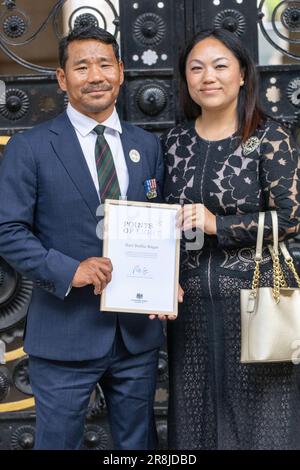 Londra, Regno Unito. 21st giugno, 2023. Hari Budha Magar, ex Gurkha e primo doppio amputee a salire sul Monte Everest riceve il suo premio Points of Light a 10 Downing Street London UK Credit: Ian Davidson/Alamy Live News Foto Stock