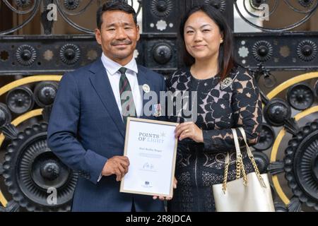 Londra, Regno Unito. 21st giugno, 2023. Hari Budha Magar, ex Gurkha e primo doppio amputee a salire sul Monte Everest riceve il suo premio Points of Light a 10 Downing Street London UK Credit: Ian Davidson/Alamy Live News Foto Stock