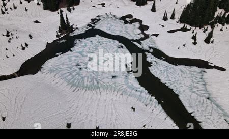 Monte Rainier fotografia aerea del lago congelato spaccato Foto Stock