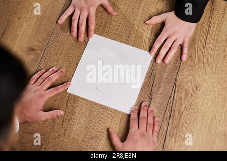 Al di sopra di vista del team aziende guardando la carta durante la riunione e discussione Foto Stock