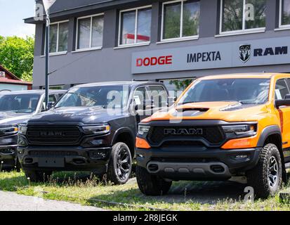 OSTRAVA, REPUBBLICA CECA - 11 MAGGIO 2023: Concessionaria di auto RAM American con camion RAM 1500 Foto Stock