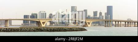 Ponte Sheikh Zayed e skyline di Abu Dhabi visti dall'isola di al Saadiyat Foto Stock