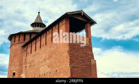 Muro della fortezza rovinato sullo sfondo del cielo Foto Stock
