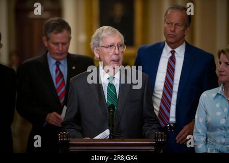 Washington, Stati Uniti d'America. 21st giugno, 2023. Mitch McConnell (Repubblicano del Kentucky), leader della minoranza del Senato degli Stati Uniti, offre commenti durante la conferenza stampa del pranzo politico del Senato Repubblicano, al Campidoglio degli Stati Uniti a Washington, DC, mercoledì 21 giugno 2023. Credit: Rod Lammey/CNP/Sipa USA Credit: Sipa USA/Alamy Live News Foto Stock