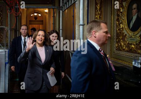 Washington, Stati Uniti d'America. 21st giugno, 2023. Il Vice Presidente degli Stati Uniti Kamala Harris arriva per rompere un voto pareggio per la nomina di Natasha C. Merle a Stati Uniti Giudice distrettuale per il Distretto Orientale di New York, al Campidoglio degli Stati Uniti a Washington, DC, mercoledì 21 giugno 2023. Credit: Rod Lammey/CNP/Sipa USA Credit: Sipa USA/Alamy Live News Foto Stock