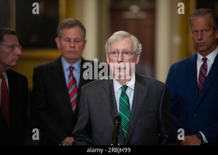 Washington, Stati Uniti d'America. 21st giugno, 2023. Mitch McConnell (Repubblicano del Kentucky), leader della minoranza del Senato degli Stati Uniti, offre commenti durante la conferenza stampa del pranzo politico del Senato Repubblicano, al Campidoglio degli Stati Uniti a Washington, DC, mercoledì 21 giugno 2023. Credit: Rod Lammey/CNP/Sipa USA Credit: Sipa USA/Alamy Live News Foto Stock