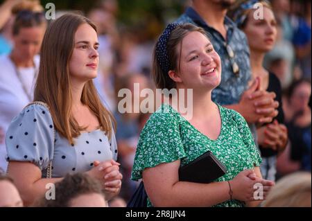 Giovani ragazze che pregano in mezzo a molti altri pellegrini durante il Mladifest 2022 – la festa della gioventù – a Medjugorje. Foto Stock