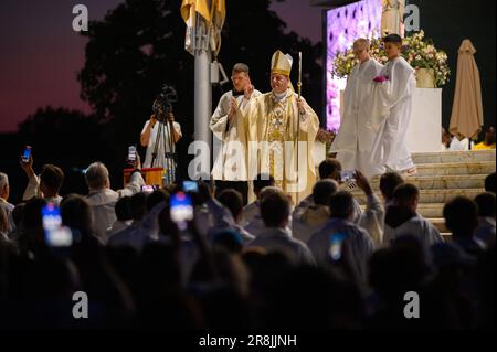 Petar Palić, vescovo di Mostar-Duvno, benedice la folla dopo la Santa messa durante il Mladifest 2022 – la festa dei giovani – a Medjugorje. Foto Stock