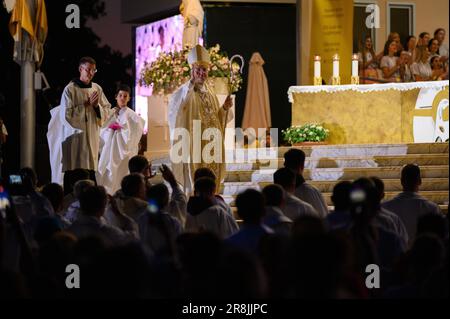 Petar Palić, vescovo di Mostar-Duvno, benedice la folla dopo la Santa messa durante il Mladifest 2022 – la festa dei giovani – a Medjugorje. Foto Stock