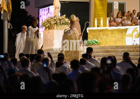 Petar Palić, vescovo di Mostar-Duvno, benedice la folla dopo la Santa messa durante il Mladifest 2022 – la festa dei giovani – a Medjugorje. Foto Stock