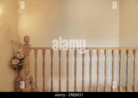 La ringhiera è un tipo di parapetto in balaustre, che costituisce un elemento di protezione per balconi, scale, ponti o altri elementi simili Foto Stock