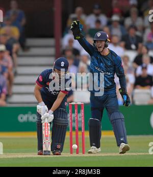 Northampton 21-Giugno 2023 : Ricardo Vasconcelos del Northamptonshire LBW di Alex Thomson durante la partita Blast Vitality T20 tra Northamptonshire Steelbacks vs Derbyshire Falcons al County Ground Northampton Inghilterra . Foto Stock