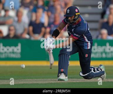 Northampton 21-Giugno 2023 : Emilio Gay del Northamptonshire in azione battendo durante la partita di Blast Vitality T20 tra Northamptonshire Steelbacks vs Derbyshire Falcons al County Ground Northampton Inghilterra . Foto Stock