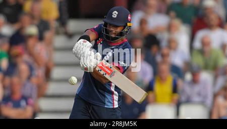 Northampton 21-Giugno 2023 : Emilio Gay del Northamptonshire in azione battendo durante la partita di Blast Vitality T20 tra Northamptonshire Steelbacks vs Derbyshire Falcons al County Ground Northampton Inghilterra . Foto Stock